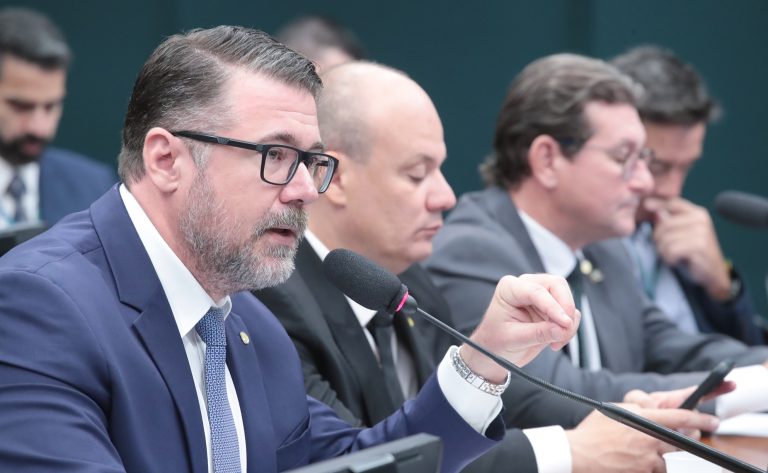 comissao-aprova-destinar-taxa-de-colecionador-de-arma-a-fundo-da-policia-federal