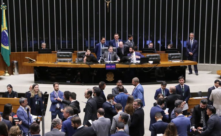 deputados-analisam-projeto-que-reajusta-multa-por-adulteracao-de-combustiveis;-acompanhe