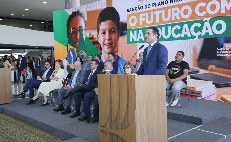 motta-destaca-papel-da-camara-na-formulacao-do-novo-plano-nacional-de-educacao