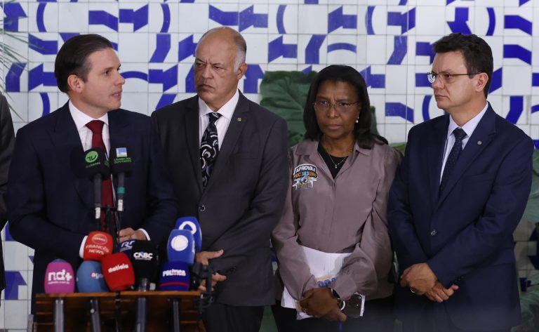 hugo-motta-mantem-cronograma-de-votacao-da-pec-sobre-fim-da-escala-6×1