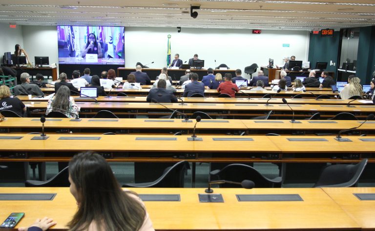 especialistas-sugerem-permissao-para-jovens-de-16-anos-dirigirem-com-supervisao