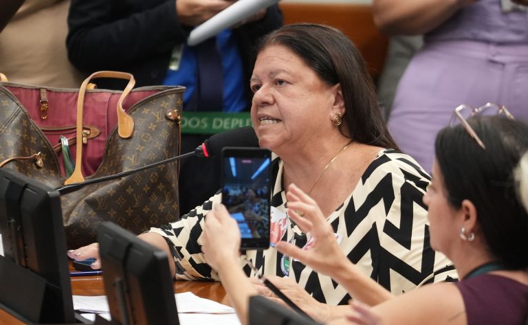 comissao-aprova-punicao-para-quem-divulgar-desafios-perigosos-para-criancas-na-internet