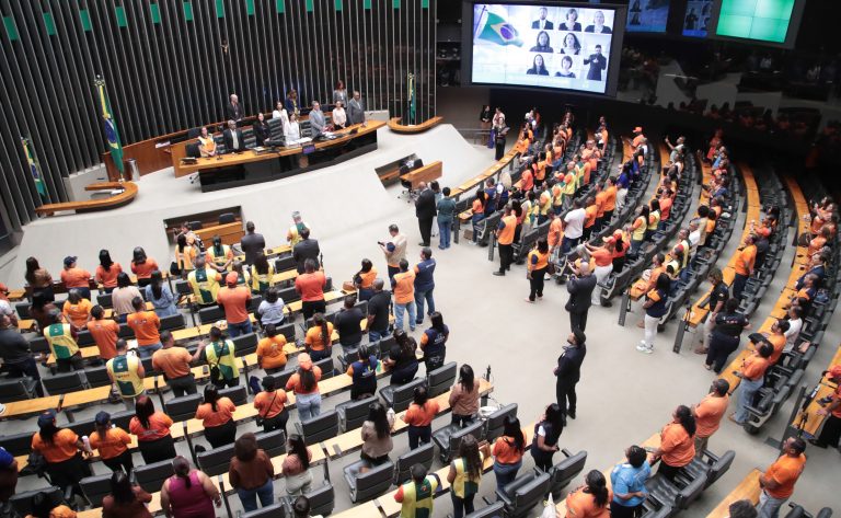 defesa-do-fim-da-escala-6×1-marca-sessao-da-camara-em-comemoracao-do-dia-do-trabalho