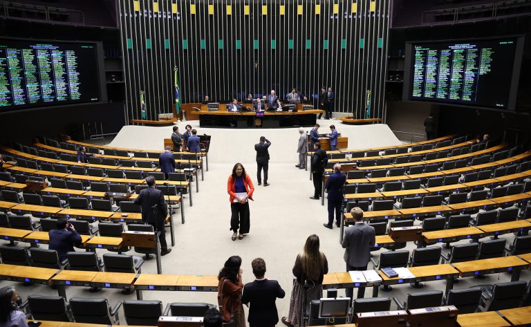 deputados-aprovam-projeto-que-garante-segunda-chamada-em-concursos-para-gestantes-e-puerperas