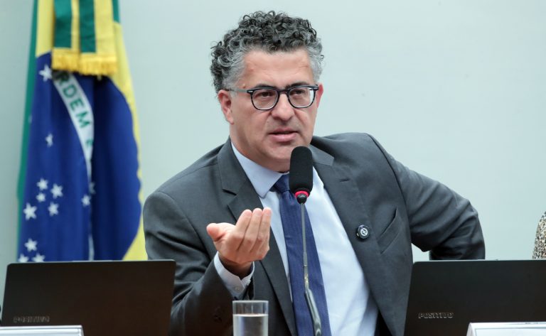 comissao-aprova-prioridade-em-recursos-do-fust-para-cidades-que-facilitarem-5g
