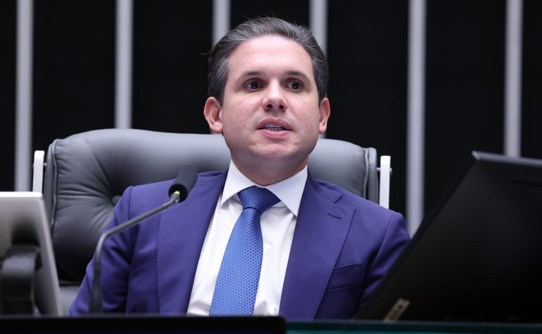 hugo-motta-debate-renegociacao-de-dividas-agricolas-e-reducao-de-impostos-sobre-combustiveis