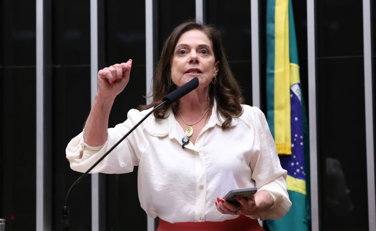 relatora-afirma-que-esteticistas-devem-ser-consideradas-profissionais-de-saude;-ouca-a-entrevista