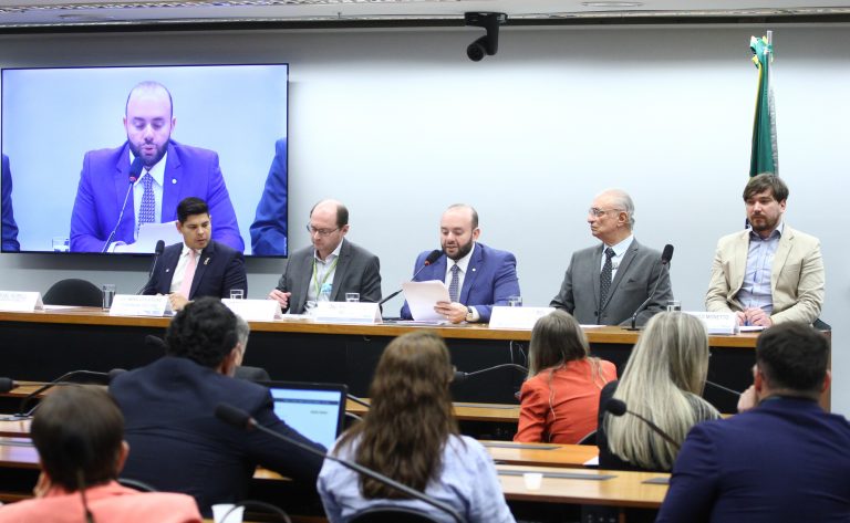 comissoes-criticam-ausencia-de-representantes-da-ambar-energia-para-explicar-apagoes-no-amazonas