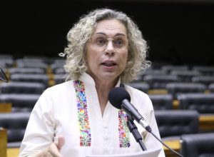 projeto-estabelece-diretrizes-para-fortalecer-atuacao-de-enfermeiras-obstetricas-no-sus